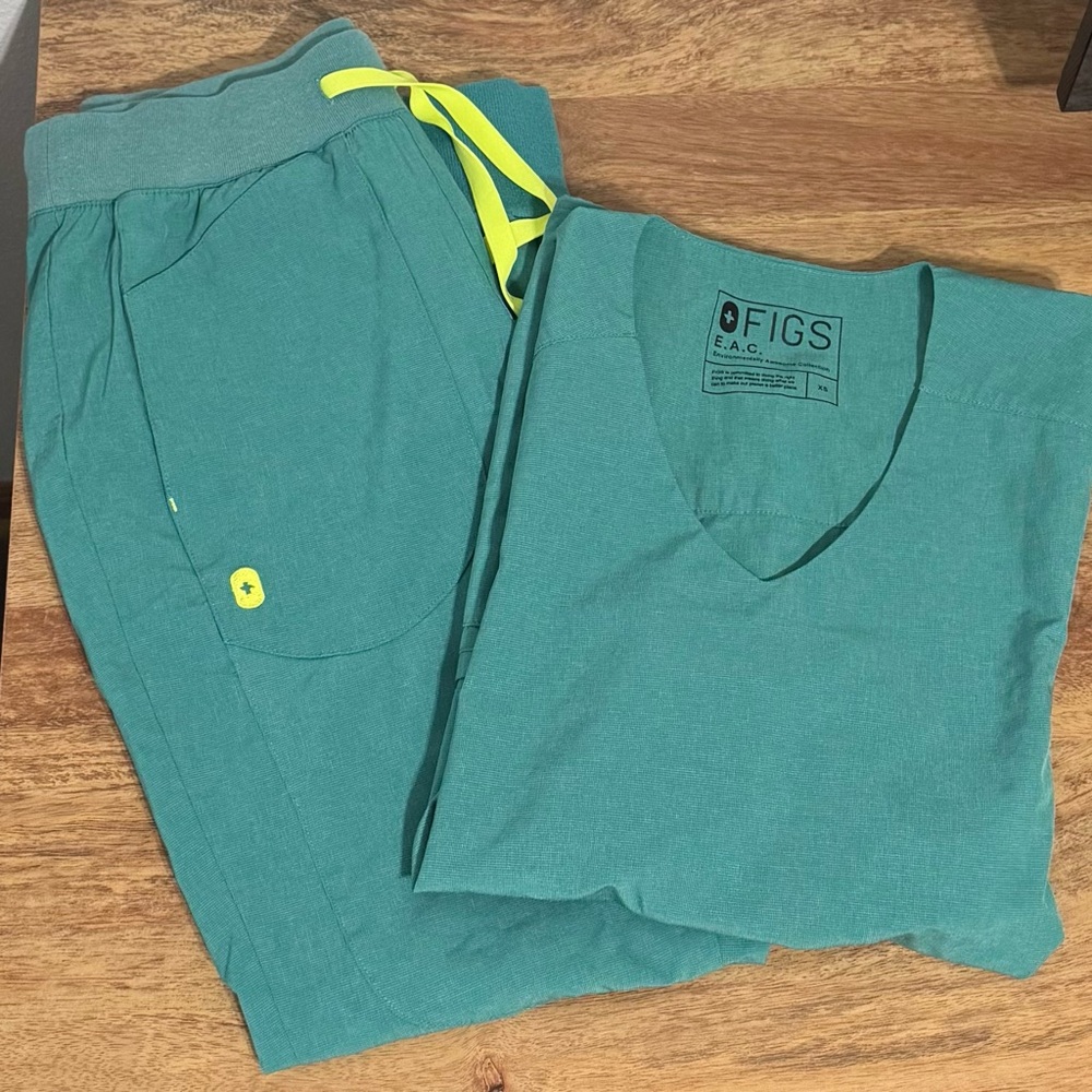 Figs Aqua Scrub Set with Lime Details